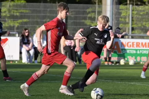 Auffälligster Spieler auf dem Platz: Kevin Schmidt (links) von Palatia Contwig, hier mit Jonas Reinhard.