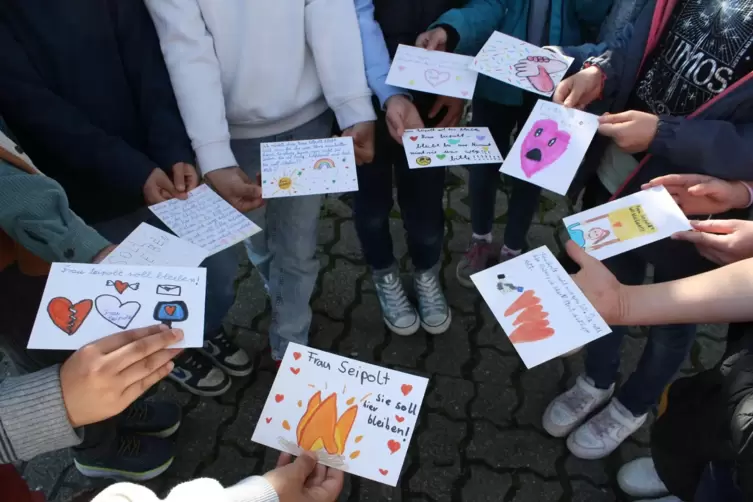 Mit selbst gestalteten Postkarten waren die 50 Drittkl&auml;ssler ins Rathaus gekommen. 
