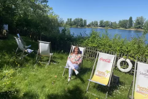Gastronomin Gaby van Lier-Merkle entspannt sich im Liegestuhl. 