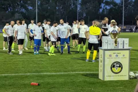 Der Pokal steht für die Feier der SpVgg Rödersheim bereit. 