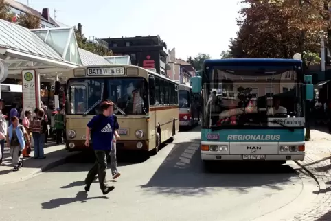 Der Zweibrücker Busbahnhof im Jahr 2000. In dem Jahr übernahm auch eine private Firma den Stadtbusverkehr. 