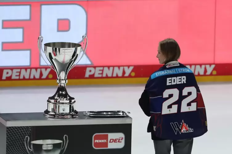 Ina, die Verlobte des an Krebs gestorbenen Eisb&auml;ren-Profis Tobias Eder, war bei der Pokal&uuml;bergabe in Berlin dabei. 