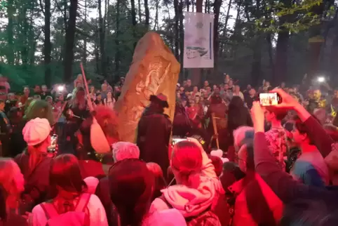 Ein voller Erfolg: Mehrere Hundert Besucher feiern die Hexen beim Tanz am Hexenstein. 