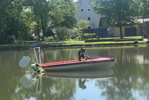 Da ist es: das neue Boot der Kandeler Feuerwehr. Dem Wehrleiter der Wörther Wehr – zumindest seinem Abbild – ist es Hexen zufolg
