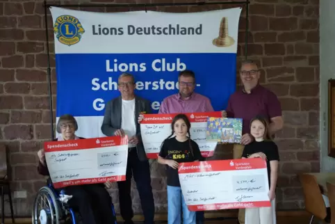 Freude bei der Spendenübergabe (von links): Carin Mattern, Claus Klapp, Ralph Schäffner, Jürgen Müller und zwei Sängerinnen des 