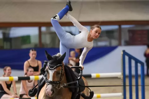 Mira Vollmer, Voltigiererin des RV Bad Dürkheim, wurde 2024 Vize-Pfalzmeisterin in der U14-Altersklasse.
