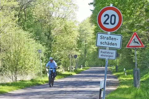Die frühere B10 zwischen Contwig und Zweibrücken ist so marode, dass dort mittlerweile Tempo 20 gilt. 