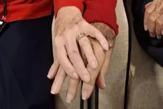 Nach jahrzehntelanger Ehe fällt es nicht immer leicht, den Partner in ein Pflegeheim zu geben. 