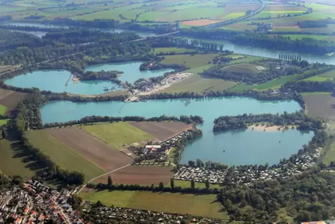 Langgezogen in der Mitte: der Wammsee, an dessen Ufer Parzellen vermietet sind.