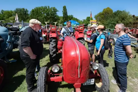 Adrian Fust war mit Papa Waldemar (rechts) mit einem Porsche 219 Baujahr 1963 – 30 PS, zwei Zylinder – zum Treffen gekommen. Er 