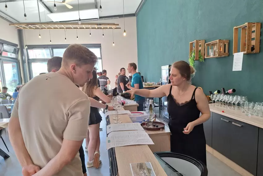 »Mai Tasting« im Weingut Griebel, hinter der Theke steht Sophie Griebel.