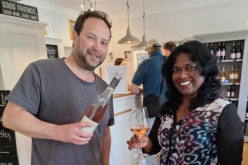 »Mai Tasting« im Weingut Schloss Janson: Kurt Janson mit Besucherin Delanji Böll.