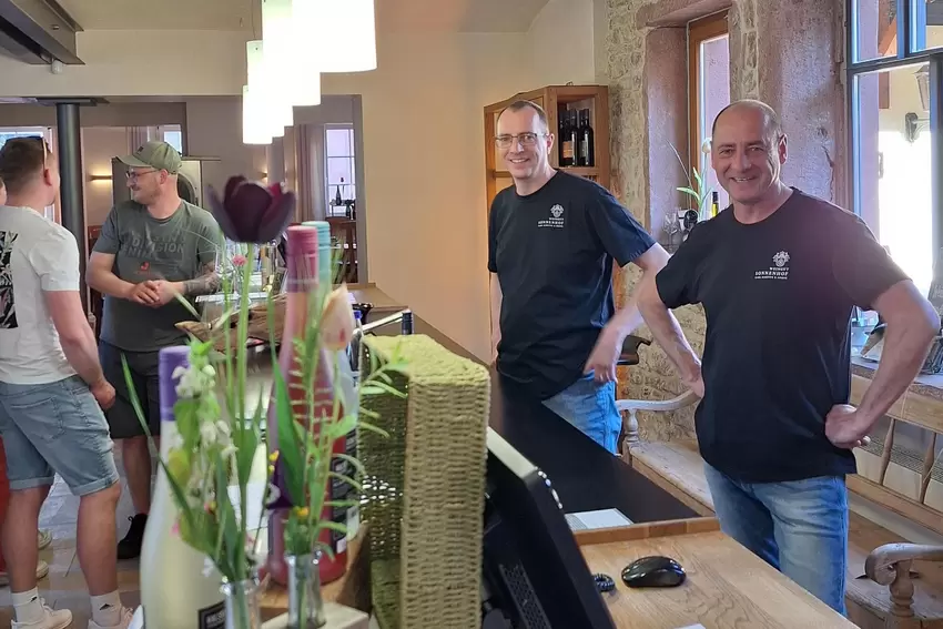 »Mai Tasting« im Weingut Sonnenhof, hinter der Theke: Christian (links) und Karl Schäfer.