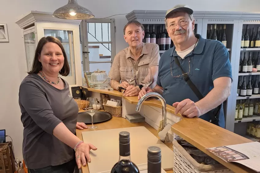 »Mai Tasting«: Sarah Janson mit Stefan Daniels aus Kalifornien und Gerhard Schlick (rechts).