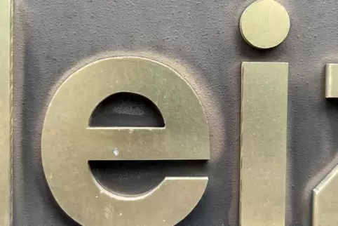 Diese schwer zu findende Ei sieht man auf dem Ölhandel-Schild in der Schillerstraße. Im Wort Heizoele stecken drei e.