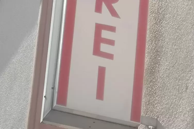Das einzige Schild, das hochkant h&auml;ngt, geh&ouml;rt zur Metzgerei Burgard in der Poststra&szlig;e. Darin kommt dreimal e vor.