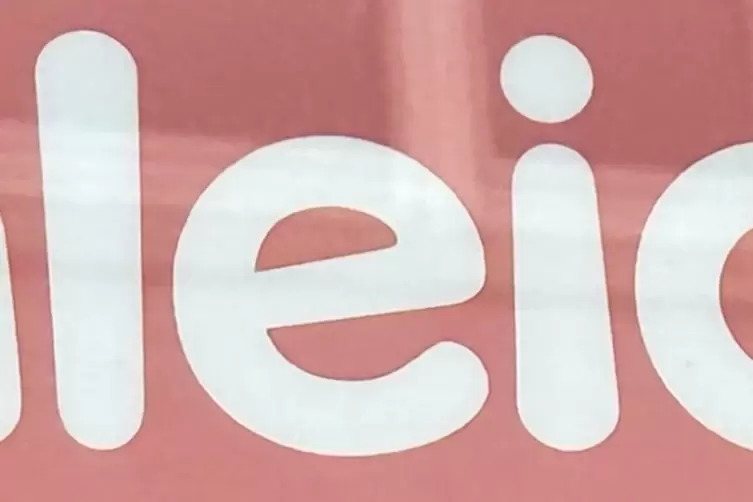 Schleich steht am Spielzeugladen Cleemann. Darunter drei englische W&ouml;rter. Stories in der Mitte beginnt und endet mit s. 