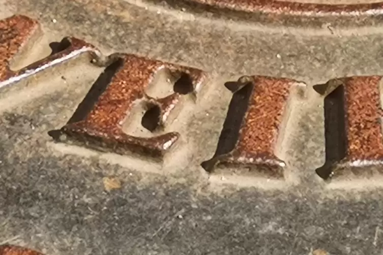 Manche Kanaldeckel tragen das Wappen der Stadt. Das gesuchte Tier war ein Pferd, der mittlere Buchstabe ist e.