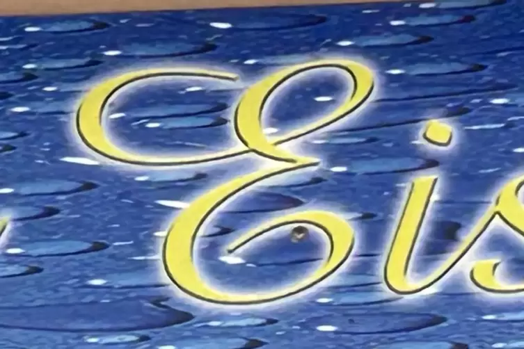 Dieses Eiscaf&eacute; findet man am oberen Ende der Fu&szlig;g&auml;ngerzone. Das gesuchte Land war Italien, der zweite Buchstabe t. 