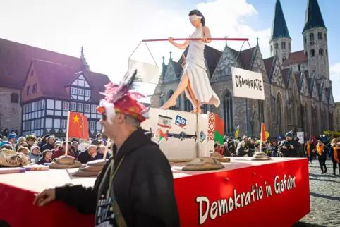 Selbst die Narren haben das Problem erkannt: „Demokratie in Gefahr“ war dieser Motivwagen in diesem Jahr beim „Schoduvel“ in Bra