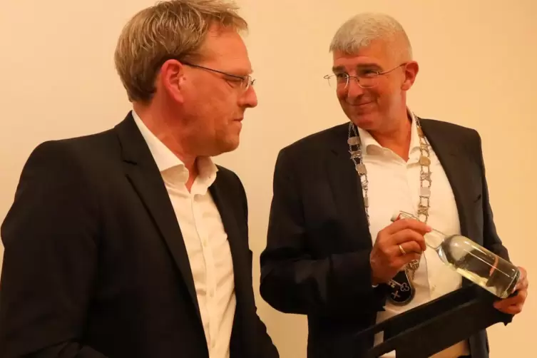 Beim Machtwechsel im vergangenen Sommer: der scheidende B&uuml;rgermeister Steffen Blaga und sein Nachfolger Steffen Burkhardt. 