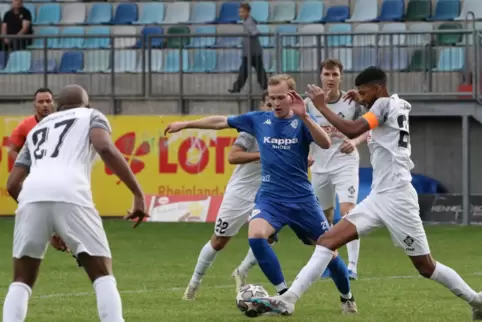 Das Foto zeigt, wie Jhon Mosquera (links) den Zweikampf von FKP-Mittelfeldspieler Thomas Selensky (in Blau) mit Wal Fall beobach