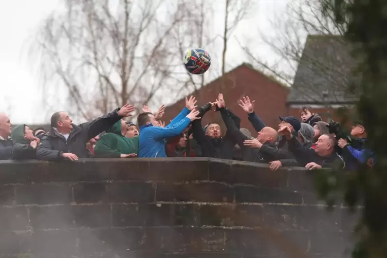 Der Kampf um den Ball ist bis heute Tradition in der Grafschaft Derby. 