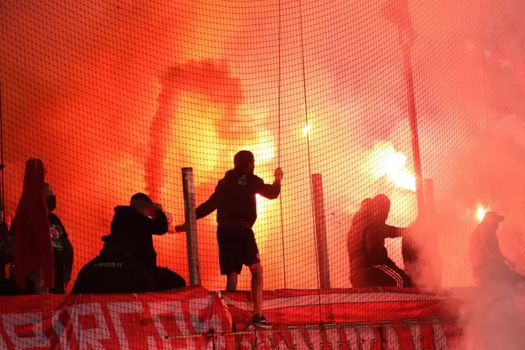 Immer emotional, vor allem auf den R&auml;ngen: Olympiakos Pir&auml;us gegen Panathinaikos Athen. 