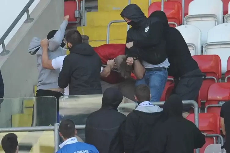 W&uuml;ste Szenen: Nach dem Duell im Oktober 2014 kommt es auf der S&uuml;dtrib&uuml;ne des Fritz-Walter-Stadions zu einer Auseinandersetzung z