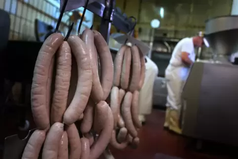 Hier geht’s um die Bratwurst: Blick in eine Wurstküche. 