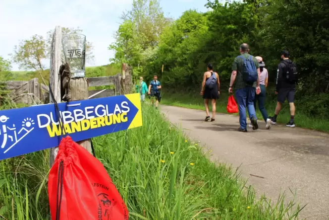 Mehrheitlich liefen die Wanderer die Strecke in der ausgeschilderten Laufrichtung, aber es gab auch einige, die bewusst entgegen Mehrheitlich liefen die Wanderer die Strecke in der ausgeschilderten Laufrichtung, aber es gab auch einige, die bewusst entgegen