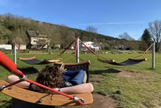  Päuschen in der Hängematte? Gerne. Ansonsten aber animiert der Mehrgenerationenplatz in St. Julian zur Bewegung. 