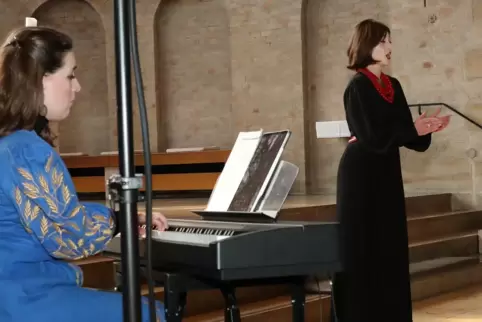Musikerinnen aus der Ukraine: Pianistin Valeria Maksymova begleitet die Stimmen.