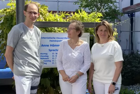 Jonas Hofmann-Eifler von den Südpfalz-Docs freut sich, dass die Hausärztinnen Anne Hämmerlin-Schulz und Arzu Zocher (rechts) ber