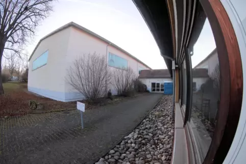 Die „neue“ Ballsporthalle (links) sollte saniert werden.