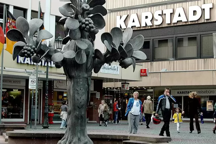Noch Anfang der 2000er schien alles in Ordnung: Blick &uuml;ber den Paradiesbrunnen zum Karstadt-Geb&auml;ude.