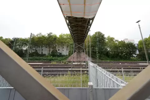 Fürs Erste vorbei: Zeiten, in denen die Brücke die Bahngleise überspannt. 