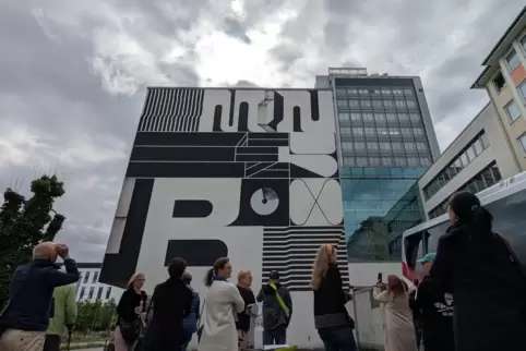 Murals – wie „Moneybox“ gegenüber der Rhein-Galerie – sind in der ganzen Stadt verstreut. 