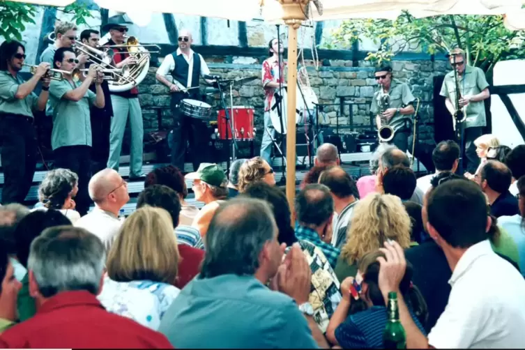 Auch die Musik in verschiedenen Facetten wurde immer besonders gepflegt &ndash; dieses Foto vom Open-Air-Konzert mit der Blues-Brassba