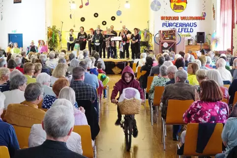„Time Warp“ mit Cantabile, dem gemischten Chor Hengstbach und Eintracht Falkenbusch (unser Bild, mit E.T. im Vordergrund) lockte