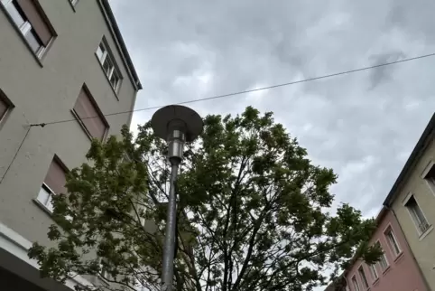 So wie hier in der Poststraße haben die Zweibrücker Straßenlaternen am Montagabend ungewöhnlich lange ihren Dienst versagt. 