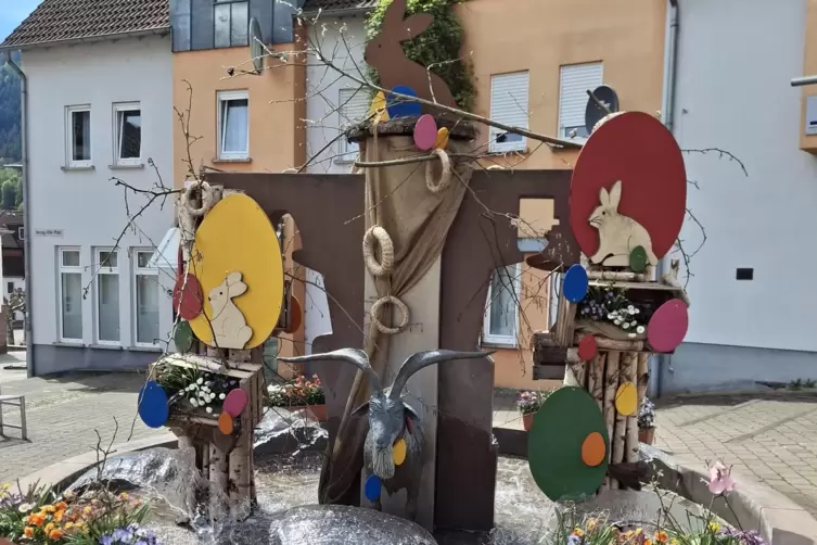 Kurz nach Ostern: der noch &ouml;sterlichgeschm&uuml;ckte Gei&szlig;bockbrunnen.