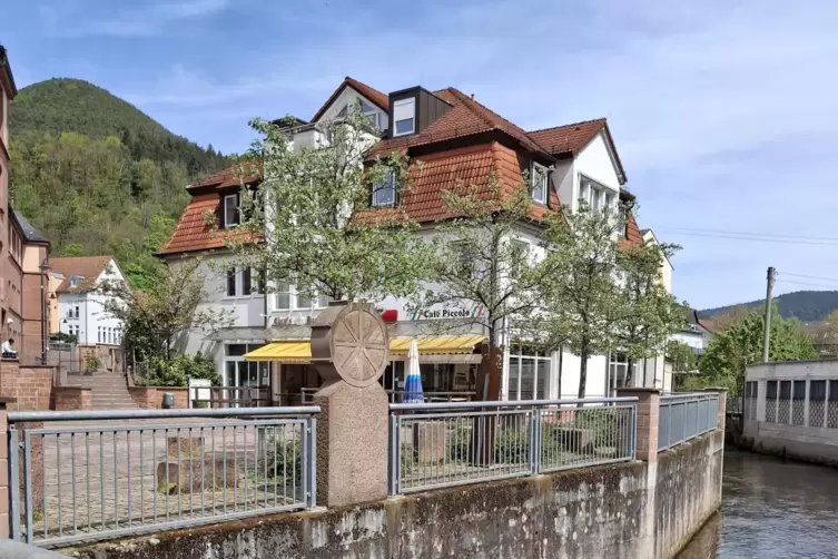 Sanierter Ortskern mit Br&uuml;cke &uuml;ber den Speyerbach. 