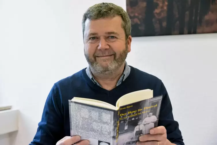 Jochen Glatt, Vorsitzender der Lambsheimer Heimatfreunde, hier mit einem von ihm &uuml;bersetzten Buch des Franzosen Jean Egen. 
