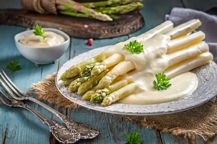 Klassiker: Spargel mit Sauce Hollandaise.