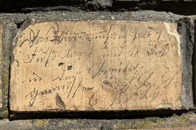 An einem Nebengeb&auml;ude der Reithalle haben Soldaten vor 130 Jahren ihre Namen und kurze Texte in die Backsteine geritzt.