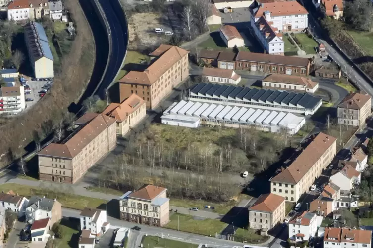Die Wei&szlig;e Kaserne liegt zwischen Bahneinschnitt (links), Oselbachstra&szlig;e (unten) und 22er Stra&szlig;e (rechts). Die Reithalle am obere