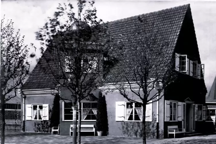Einer von vier Gastronomiebetrieben im Ebertpark damals: das Pf&auml;lzer Weinhaus. 