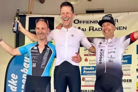 Uwe Zenker (Mitte) bei der Siegerehrung beim 64. pfälzischen Radmonument in Offenbach an der Queich.