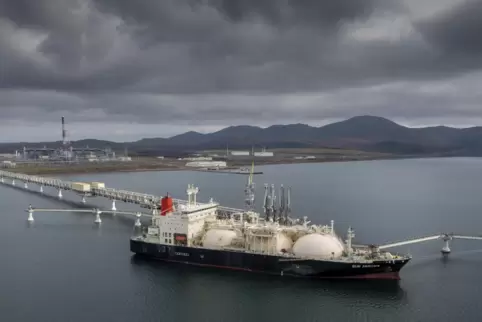 Der Tanker Sun Arrows entlädt verflüssigtes Erdgas im Hafen von Prigorodnoye. 